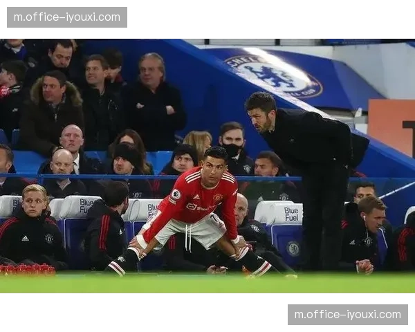 曼联马奎尔搭档约罗组合 默契度仍需提升以应对高压